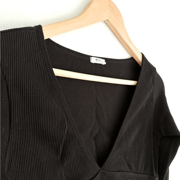 Ardene Black Fitted Long Sleeve Crop with Deep V Neckline - Size Large, fits Med - Picture 4 of 5